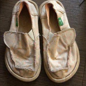 Sanuks tan with pink dots